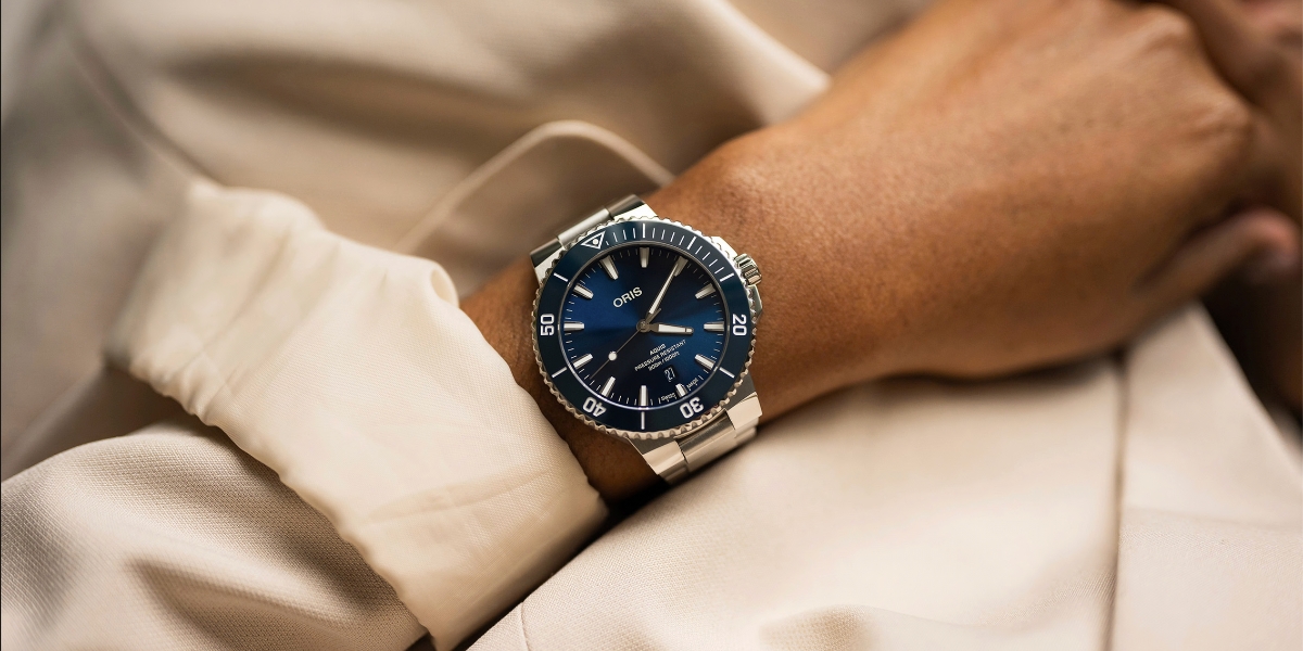 Oris Aquis Blue -rannekello miehen ranteessa